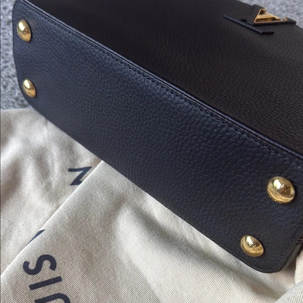 Louis Vuitton Black Crossbody Bag with Textured Leather - Picture 12 of 15
